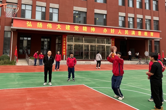 标题：运动会定点投篮
浏览次数：3361
发布时间：2023-10-18