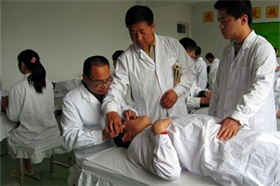 标题：老师对学生进行手法辅导
浏览次数：51760
发布时间：2018-06-04